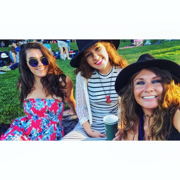 Meet your Posher, Tori - Picture 1 of 1